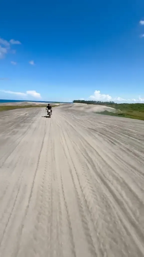Las dunas de Chachalacas junto al mar, con una moto a lo lejos