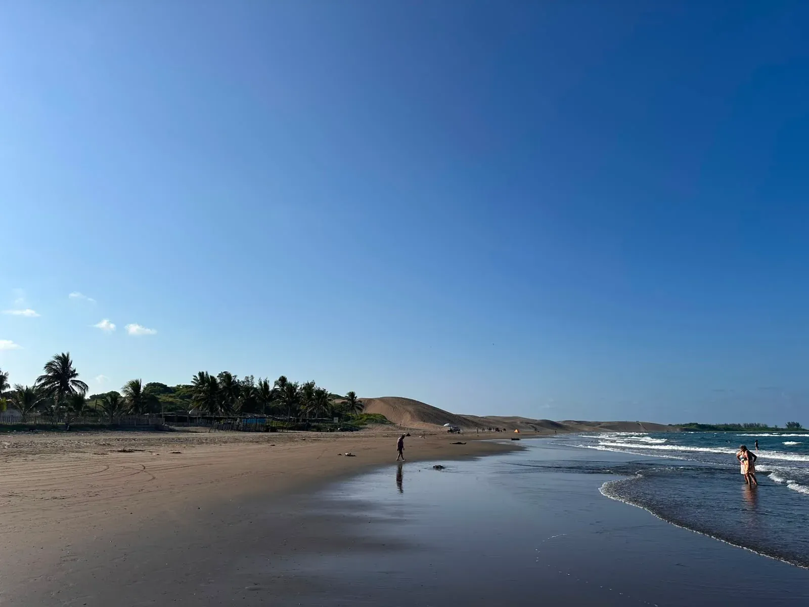La playa de Chachalacas con las dunas al fondo